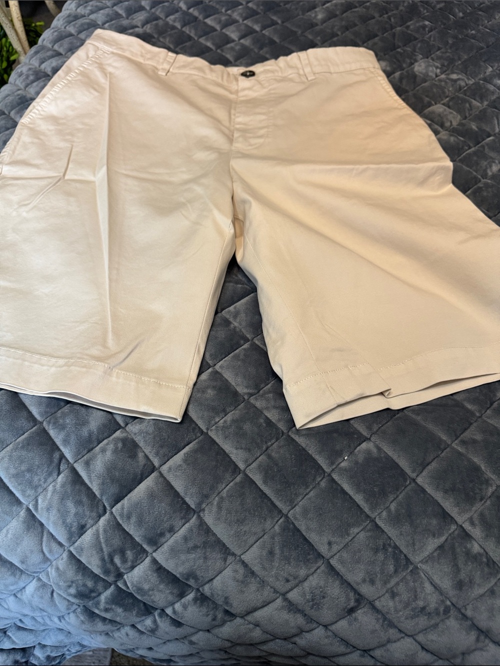 Brunello Cucinelli Men's Light Beige Flat-Front Cotton Shorts